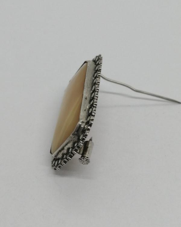 Broche argent, plaque de nacre, entourage sertie de marcasites, vers 1920. – Image 3