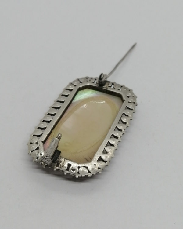 Broche argent, plaque de nacre, entourage sertie de marcasites, vers 1920. – Image 4