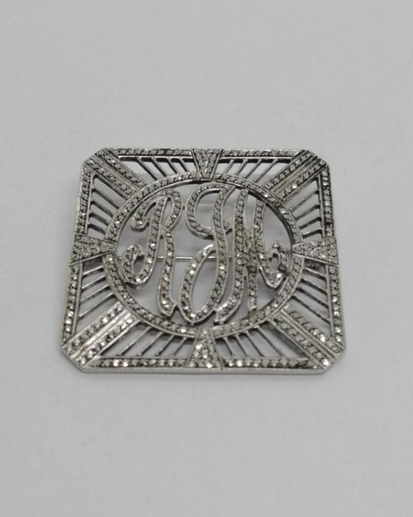 Broche argent, forme géométrique et ajourée, pavage marcasites et lettres, Art Déco.