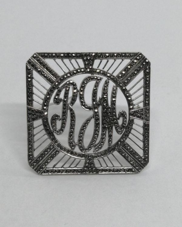Broche argent, forme géométrique et ajourée, pavage marcasites et lettres, Art Déco. – Image 2