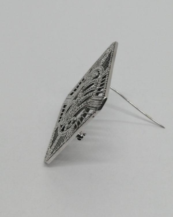 Broche argent, forme géométrique et ajourée, pavage marcasites et lettres, Art Déco. – Image 3