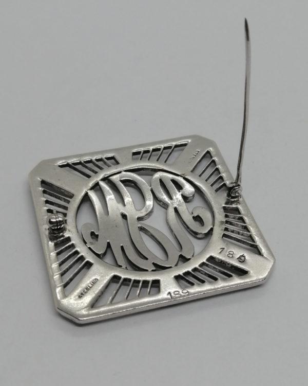 Broche argent, forme géométrique et ajourée, pavage marcasites et lettres, Art Déco. – Image 4