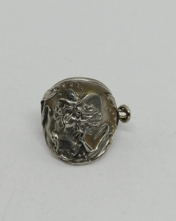 Clip de foulard en argent, décor typique de l'Art Nouveau, femme au chapeau, vers 1900.