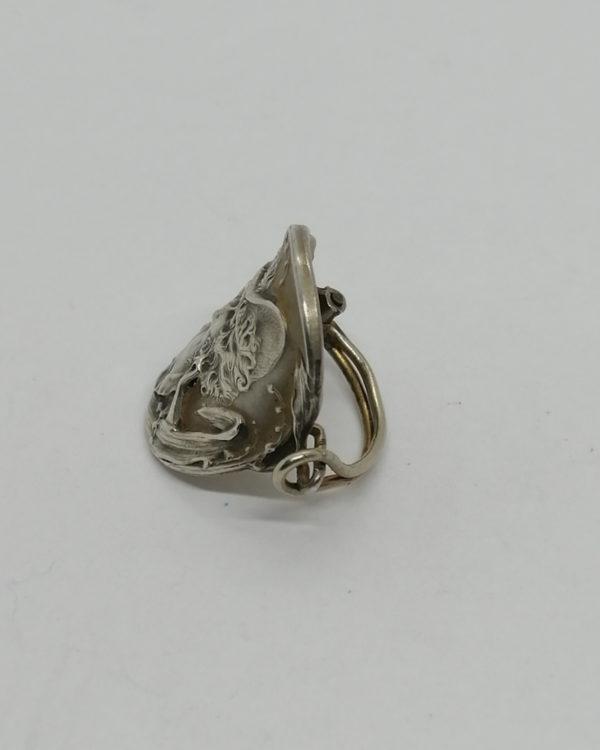 Clip de foulard en argent, décor typique de l'Art Nouveau, femme au chapeau, vers 1900. – Image 3