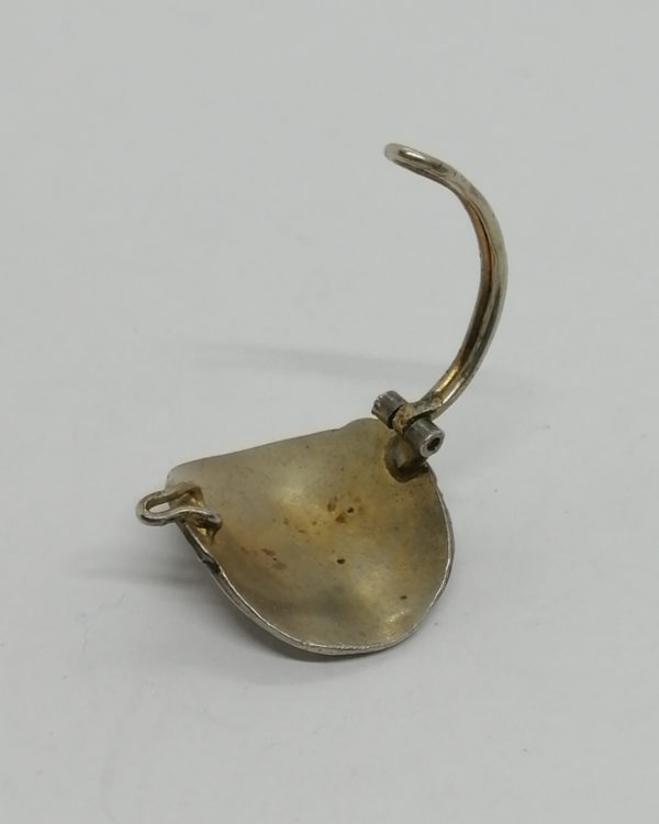 Clip de foulard en argent, décor typique de l'Art Nouveau, femme au chapeau, vers 1900. – Image 4
