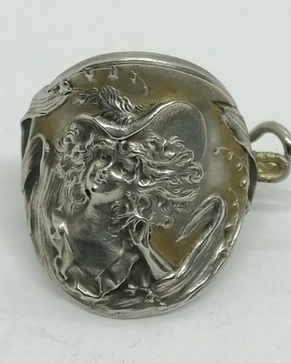 Clip de foulard en argent, décor typique de l'Art Nouveau, femme au chapeau, vers 1900. – Image 2