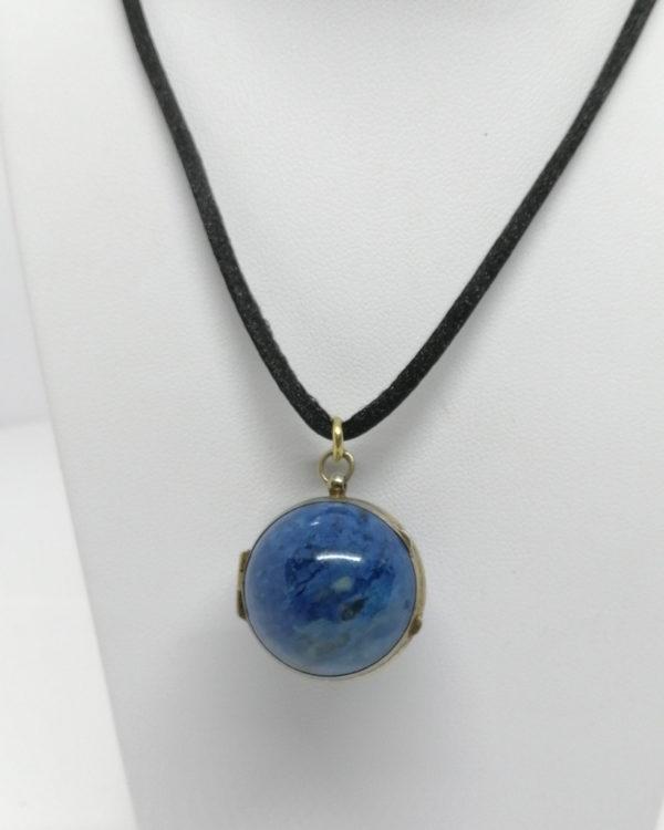Pendentif argent-vermeil, cassolette boule en pierre naturelle, 1900.