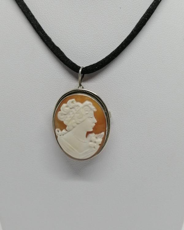 Broche-pendentif argent, camée portrait de femme, 1940-60.