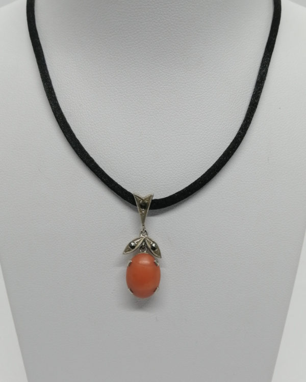 Pendentif argent, marcasites et cabochon de corail, vers 1920.