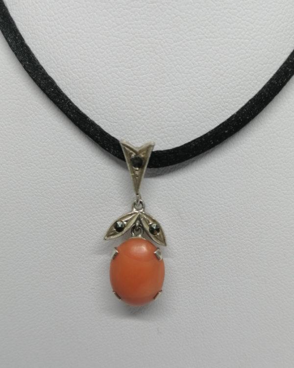 Pendentif argent, marcasites et cabochon de corail, vers 1920. – Image 2