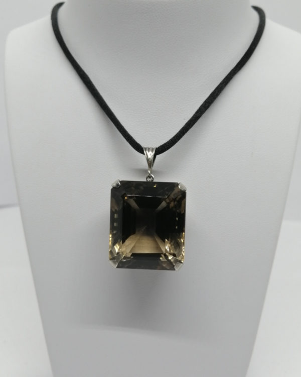 Pendentif argent, avec très gros quartz fumé taillé à facettes, 1940-60.