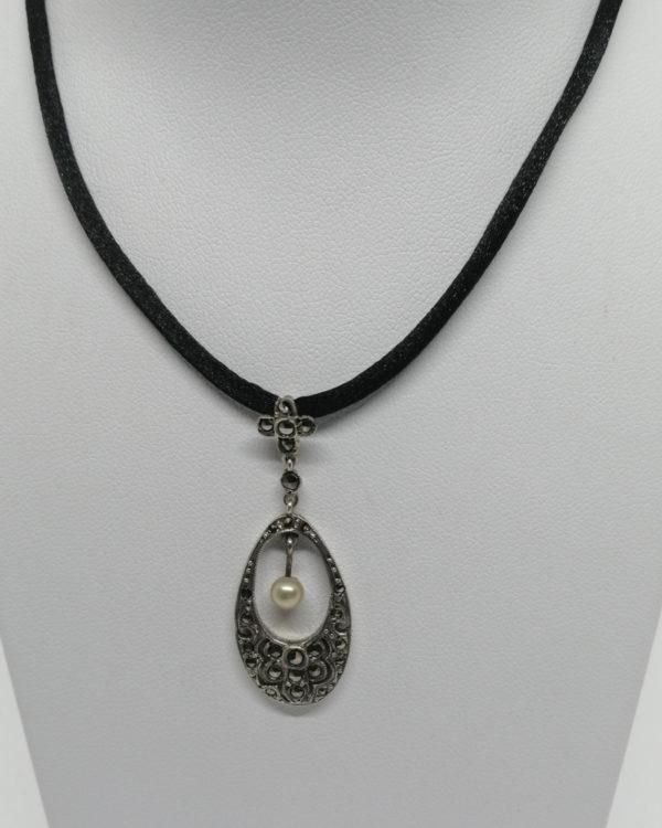 Pendentif argent, ajouré, pavage de marcasites et perle en pampille, vers 1925.