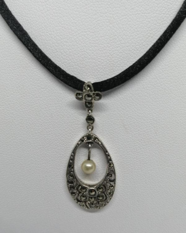 Pendentif argent, ajouré, pavage de marcasites et perle en pampille, vers 1925. – Image 2