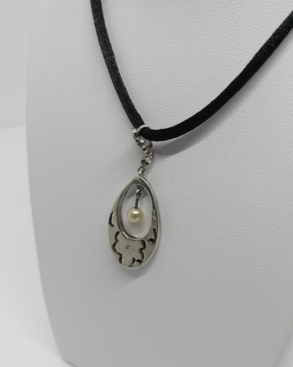 Pendentif argent, ajouré, pavage de marcasites et perle en pampille, vers 1925. – Image 4