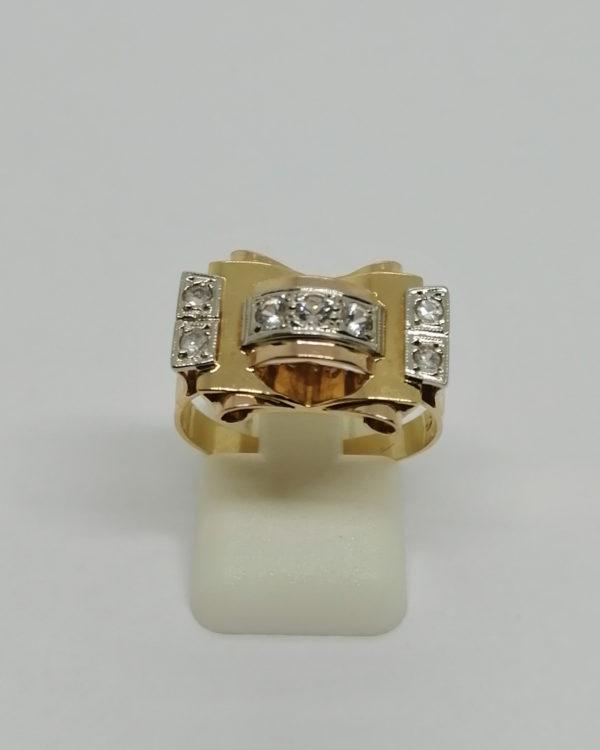Bague en or bicolore, modèle structuré, saphirs blancs, vers 1925.