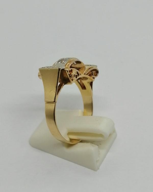 Bague en or bicolore, modèle structuré, saphirs blancs, vers 1925. – Image 2