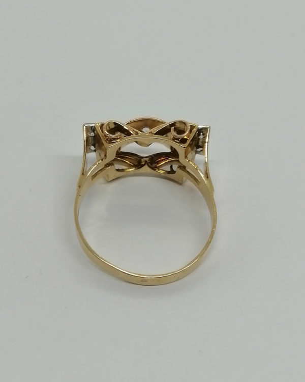 Bague en or bicolore, modèle structuré, saphirs blancs, vers 1925. – Image 3