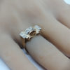 Bague en or bicolore, modèle structuré, saphirs blancs, vers 1925. – Image 4