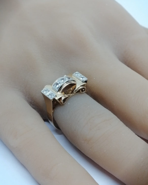 Bague en or bicolore, modèle structuré, saphirs blancs, vers 1925. – Image 4
