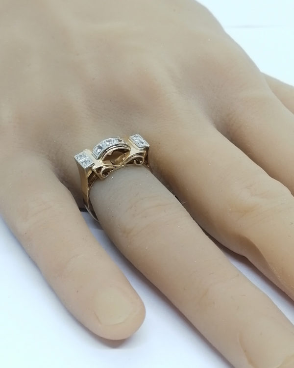 Bague en or bicolore, modèle structuré, saphirs blancs, vers 1925. – Image 5
