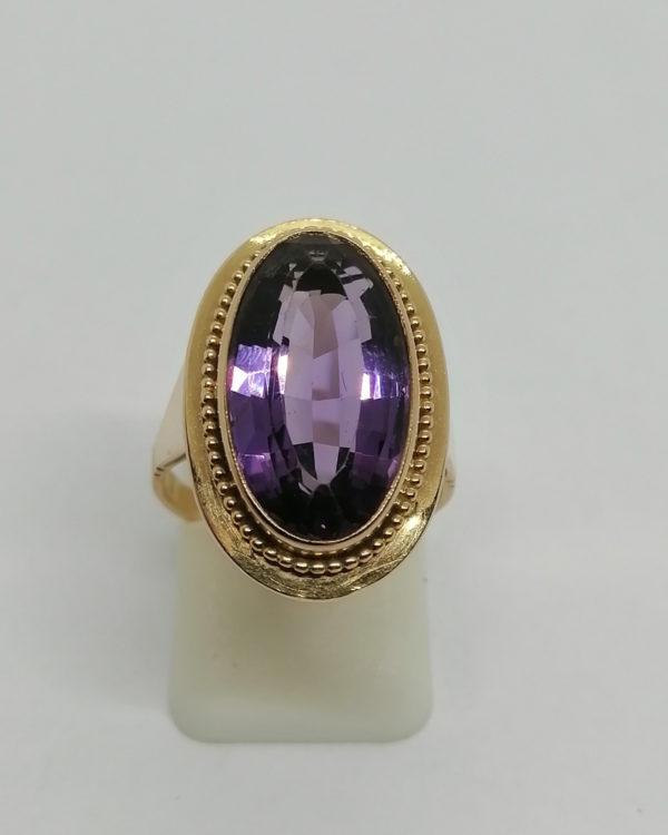 Bague en or, sertie clos d'une belle améthyste facettée, vers 1930-40.