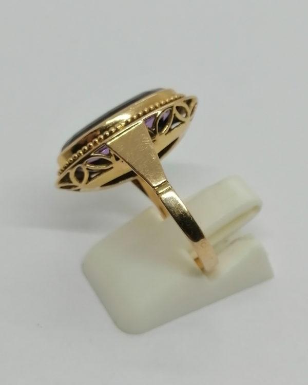 Bague en or, sertie clos d'une belle améthyste facettée, vers 1930-40. – Image 2