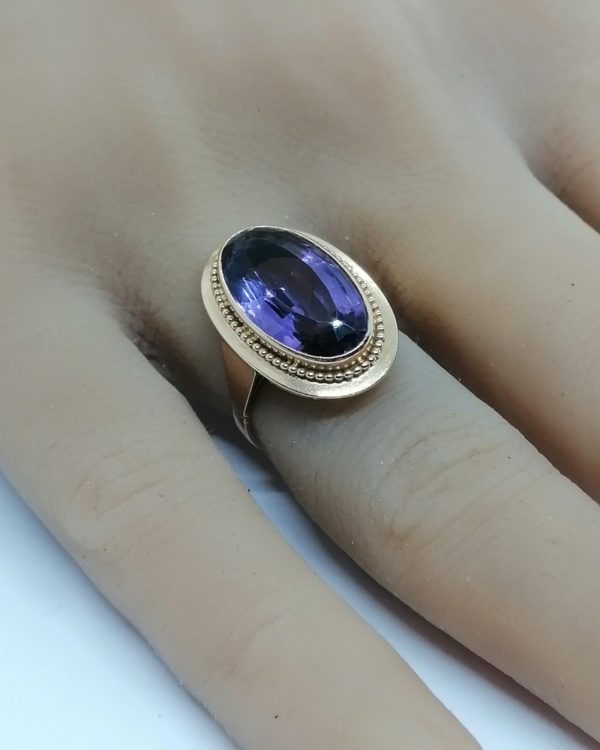 Bague en or, sertie clos d'une belle améthyste facettée, vers 1930-40. – Image 4