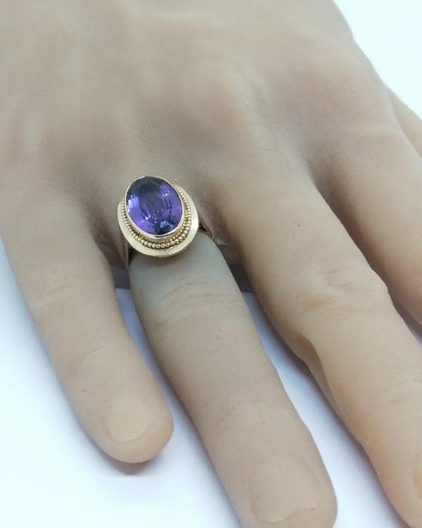 Bague en or, sertie clos d'une belle améthyste facettée, vers 1930-40. – Image 5