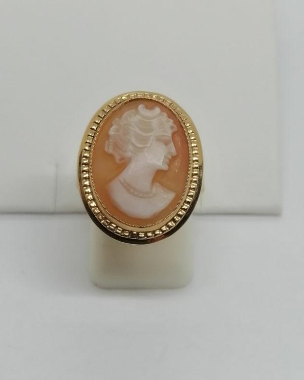 Bague en or, avec portrait de femme sur camée coquillage, vers 1940-50.