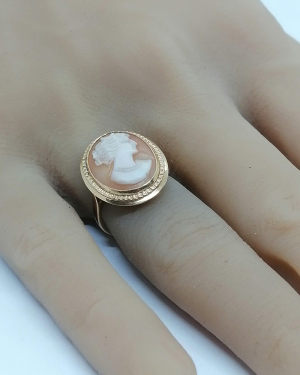 Bague en or, avec portrait de femme sur camée coquillage, vers 1940-50. – Image 4