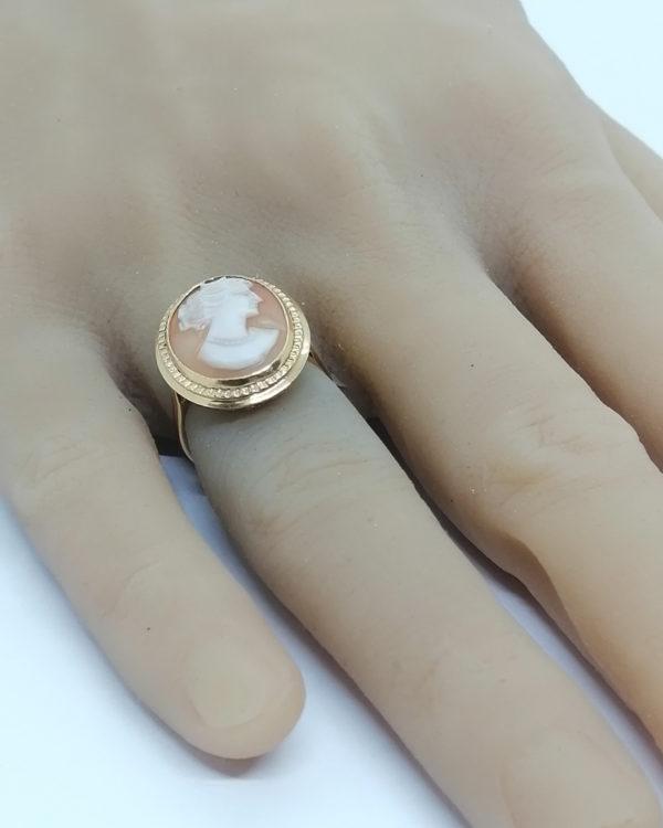Bague en or, avec portrait de femme sur camée coquillage, vers 1940-50. – Image 5