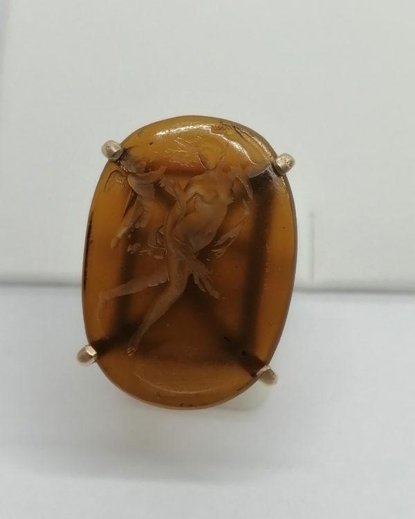 Bague en or, avec intaille en pâte de verre de couleur cornaline, vers 1940-50.