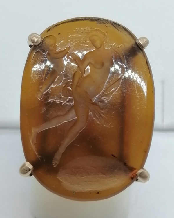 Bague en or, avec intaille en pâte de verre de couleur cornaline, vers 1940-50. – Image 2