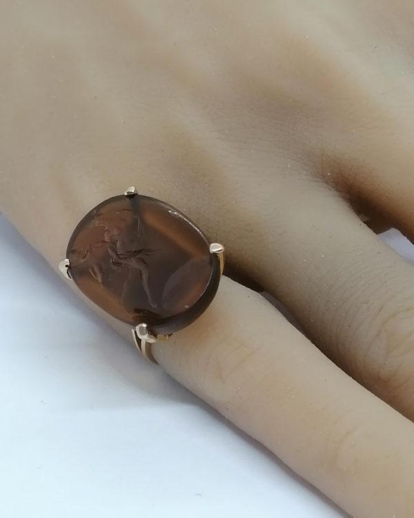 Bague en or, avec intaille en pâte de verre de couleur cornaline, vers 1940-50. – Image 5