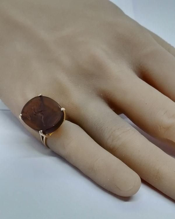 Bague en or, avec intaille en pâte de verre de couleur cornaline, vers 1940-50. – Image 6