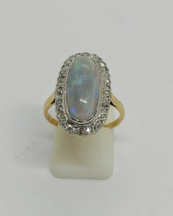 Bague or, entourage de roses de diamants, et cabochon d'opale, vers 1900.