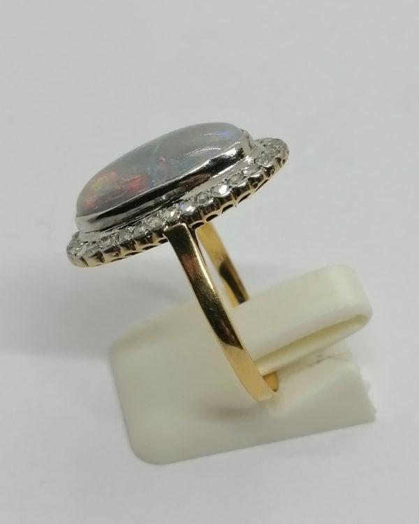 Bague or, entourage de roses de diamants, et cabochon d'opale, vers 1900. – Image 2