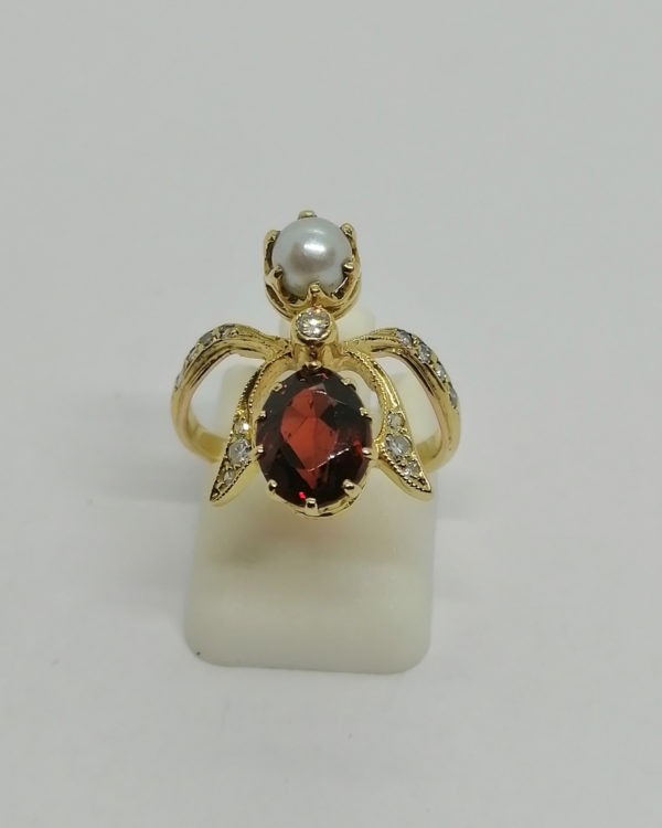 Bague en or, de forme insecte stylisé, avec grenat, diamants et perle, 1900, Art Nouveau.