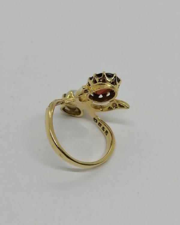Bague en or, de forme insecte stylisé, avec grenat, diamants et perle, 1900, Art Nouveau. – Image 3