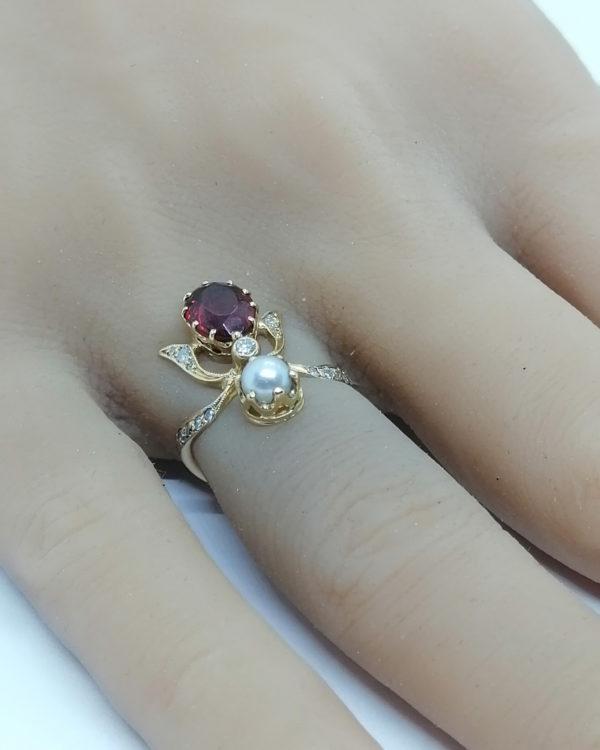 Bague en or, de forme insecte stylisé, avec grenat, diamants et perle, 1900, Art Nouveau. – Image 4