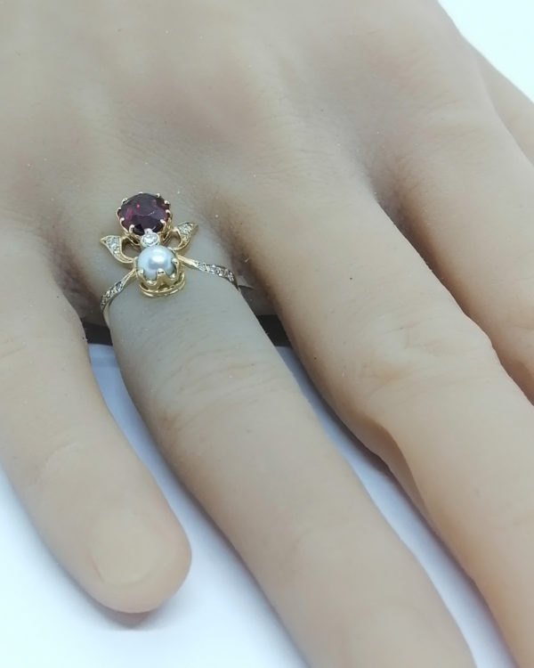 Bague en or, de forme insecte stylisé, avec grenat, diamants et perle, 1900, Art Nouveau. – Image 5