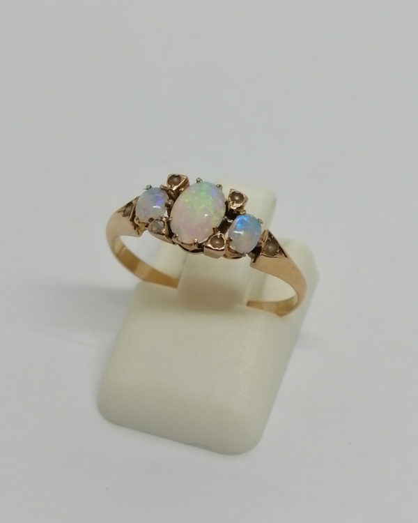 Bague en or rosé, demi-perles fines et cabochons d'opales, vers 1890-1900.