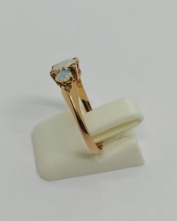 Bague en or rosé, demi-perles fines et cabochons d'opales, vers 1890-1900. – Image 2