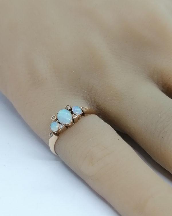 Bague en or rosé, demi-perles fines et cabochons d'opales, vers 1890-1900. – Image 4