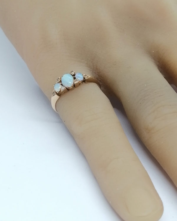 Bague en or rosé, demi-perles fines et cabochons d'opales, vers 1890-1900. – Image 5