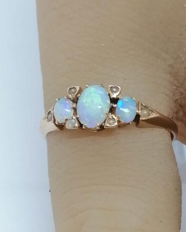 Bague en or rosé, demi-perles fines et cabochons d'opales, vers 1890-1900. – Image 6