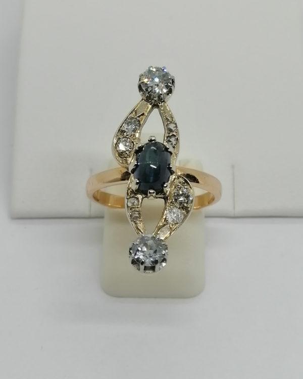 Bague en or, saphir cabochon et nombreux diamants, vers 1900-20.