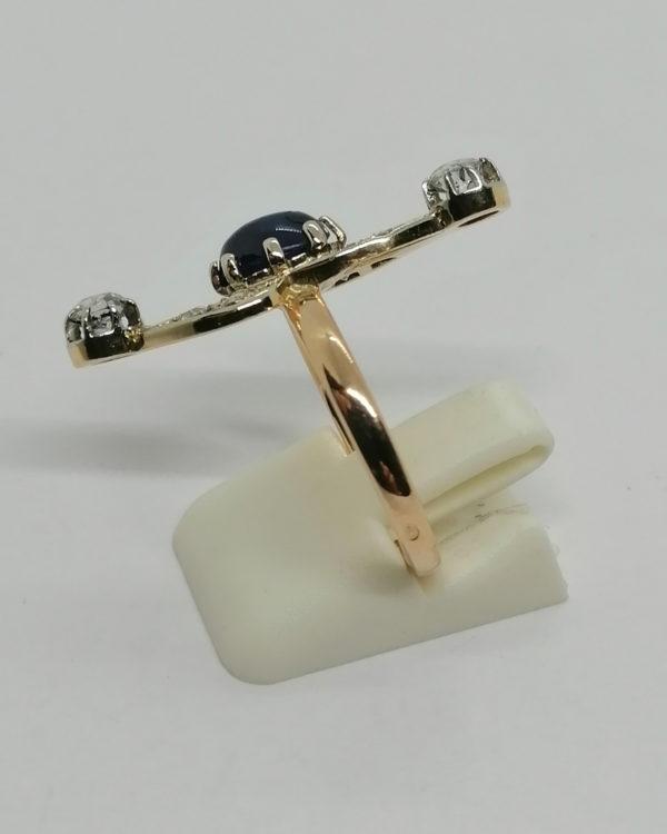 Bague en or, saphir cabochon et nombreux diamants, vers 1900-20. – Image 3