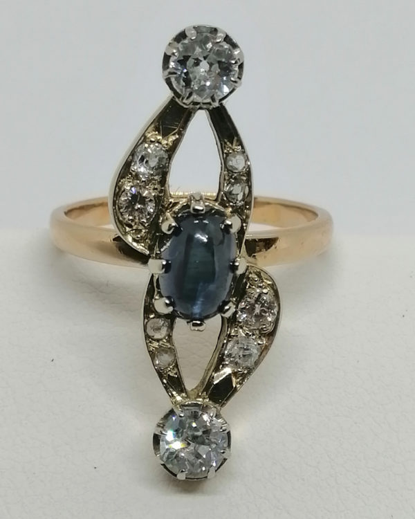 Bague en or, saphir cabochon et nombreux diamants, vers 1900-20. – Image 2