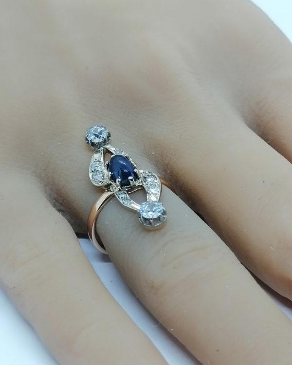 Bague en or, saphir cabochon et nombreux diamants, vers 1900-20. – Image 5